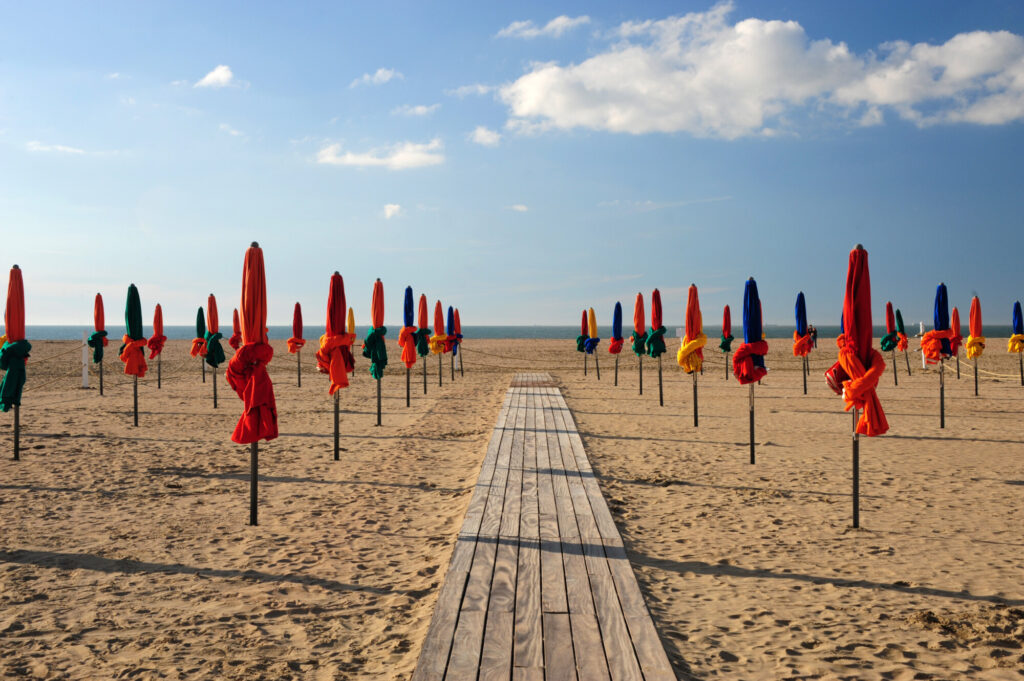 Plage de Deauville avec les parasols