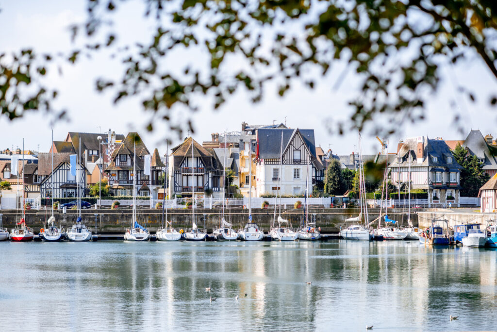 Port à Deauville avec des appartements de front-de-mer
